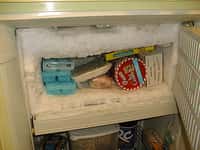 Lorsqu’un&nbsp;freezer ou un congélateur est rempli à ce point de glace, ses performances énergétiques sont dramatiquement réduites, et sa consommation fortement augmentée. © Ferricide CC by-nc-sa 2.0