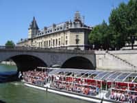 À Paris, le tourisme fluvial est particulièrement développé. © David.Monniaux, Wikimedia Commons, CC by-sa&nbsp;3.0