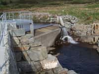 Une petite centrale hydroélectrique sur une rivière d’Écosse. © Paul Hookway, Geograph CC by-sa 2.0
