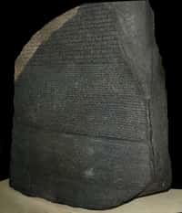Mesurant environ 1 mètre de haut sur 70 centimètres de large et d'une épaisseur de 28 centimètres, la pierre de Rosette est exposée au British Museum © Hans Hillewaert,&nbsp;Wikimedia Commons, CC by-sa 3.0