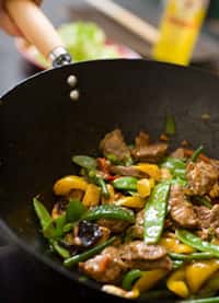 Faire frire des petits légumes au wok, une façon diététique et colorée de se faire plaisir ! © Fotolia