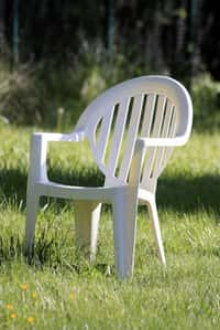 Chaise de jardin en plastique. © monregard