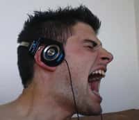 L'écoute prolongée de musique à un volume trop élevé peut causer des troubles auditifs irréversibles. Et ainsi accélérer le processus de perte de l'audition  liée à l'âge. © ToMiNoU, Flickr, cc by nc sa 2.0