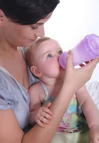 Le lait deuxième âge est recommandé à partir de 5-6 mois. © Phovoir