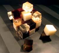 La cuisine moléculaire est pleine de surprises. Exemple avec ce B-52 en Rubik’s Cube : le cocktail gélifié (triple sec, crème de whisky, liqueur de café) se picore, et remplace les chips et autres cacahuètes. © R. Haumont