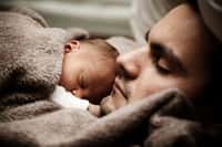 Des papas peuvent présenter des symptômes dépressifs quelques semaines après l'arrivée de bébé. © PublicDomainePictures, Pixabay, DP