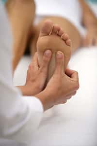Le pied est la zone la plus sensible pour les massages antistress. © Phovoir