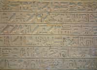 Comment les Égyptiens s'y prenaient-ils pour faire une multiplication ? Hiéroglyphes. Stèle exposée au Musée du Louvre, Paris. © Guillaume Blanchard, Wikimedias Commons, CC by-sa 3.0