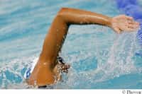 Avant de faire vos longueurs, échauffez bien vos articulations, sollicitées en natation. © Phovoir