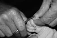 Couper les ongles de bébé, une opération délicate ?