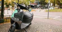 Dans les rues de Pékin, les scooters électriques constituent une large part de la flotte des véhicules en circulation. En Europe aussi, comme ici à Berlin, les citadins optent de plus en plus pour ce moyen de transport. © franz12, Fotolia 