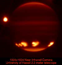 Sur cette image prise en 1994 avec le télescope de l'Université d'Hawaï en infrarouge, on voit les impacts des fragments de la comète Shoemaker-Levy 9 sur Jupiter. © University of Hawaii