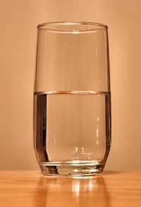 S'alimenter d'un simple verre d'eau n'est pas bon pour la santé, et n'est pas non plus efficace pour perdre les kilos en trop. © DR