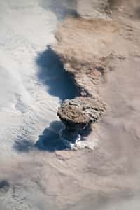 Un astronaute de l’ISS a immortalisé le nuage de cendres en champignon éjecté par le Raikoke, une île volcanique au nord-est du Japon, entré en éruption le 22 juin 2019, pour la première fois depuis 1924. © ISS – Digital Camera