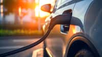 Rouler avec un véhicule électrique coûterait environ trois fois moins cher par rapport aux voitures thermiques. © Vittaya_25, Adobe Stock 