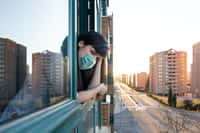 Une personne à sa fenêtre durant le confinement du printemps, à Valladolid, en Espagne. © &nbsp;Dirima, Adobe Stock