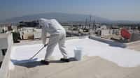 Le cool roofing est une technique qui utilise une peinture blanche fortement réfléchissante pour lutter rapidement et le plus largement possible contre la précarité énergétique et le réchauffement climatique. © Jorge, Adobe Stock
