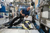 L'astronaute de la Nasa et ingénieur de vol Expedition 64, Victor Glover travaille avec le robot Astrobee à bord de la station spatiale pour tester un adhésif pour la saisie et la manipulation robotiques dans le cadre de l'expérience Astrobee / Gecko-2. © Nasa