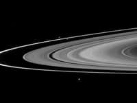 Les lunes « bergères » de l'anneau F, Prométhée et Pandore, sont montrées avec Epiméthée au premier plan de cette image des anneaux de Saturne. Prométhée (86 km) peut être vue en orbite à l'intérieur de l'anneau F mince. Pandore (81 kilomètres de diamètre) orbite en dehors de l'anneau F, à gauche de Prométhée. Epiméthée (113 kilomètres) orbite au-delà de l'anneau F près du bas de l'image. © Nasa-JPL