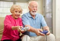 Méditation, jeux vidéo… sont autant de&nbsp;nouvelles techniques pour mieux vieillir. Alors, pour Noël, offrez un jeu vidéo à vos grands-parents ! © Lisa F. Young, Fotolia