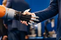 Une main robotique s'ouvre à celle d'un homme d'affaires ©cookelma