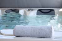 Le spa gonflable carré 6 personnes Ospazia est actuellement en promotion chez E.Leclerc. (source : shutterstock)