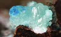 Un exemple de minéral anthropogénique : le simonkolleite. Il a été découvert dans une mine de cuivre de l’Arizona. © RRUFF