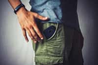 Le téléphone dans la poche du pantalon, une mauvaise idée ? © Morocko, Adobe Stock