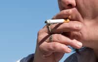 La France compte près de 16 millions de fumeurs. La dépendance au tabac est très forte et aucune solution miracle n’existe pour le moment. Une mutation génétique pourrait expliquer pourquoi certaines personnes ont tendance à fumer davantage que les autres. © Tiffa Day, Flickr, CC by 2.0