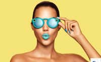 Les lunettes de soleil Spectacles de Snapchat sont disponibles en trois coloris. Elles se rechargent lorsqu’elles sont rangées dans leur étui. © Snap Inc.
