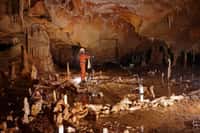 Dans la grotte de Bruniquel (Tarn-et-Garonne), un chercheur réalise des mesures magnétiques. Elles permettent de repérer des traces de calcite brûlée par des flammes. Un jour, des Hommes ont installé là un éclairage imposant et se sont donné beaucoup de mal pour assembler des morceaux de stalagmites en alignements réguliers. Ils étaient des Néandertaliens et ces spéléologues ont précédé de 140.000 ans dans le monde souterrain les Homo sapiens ayant peint les fresques de la grotte Chauvet. © Étienne Fabre, SSAC