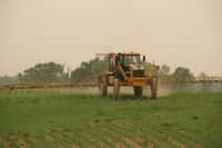 Les pesticides sont essentiels à l'agriculture actuelle mais ont des effets sanitaires indiscutables sur les agriculteurs et sur les populations voisines des cultures. Ils ont aussi un impact environnemental. La réduction de leur utilisation est au programme depuis le Grenelle de l'environnement mais toujours en chantier. © Pl77, Wikimedia Commons, CC by 3.0