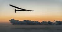 L'avion solaire SI2 lors d'un vol d'essai à Hawaï, le 26 février 2016. La photo a été prise avant la reprise du tour du monde, qui avait été interrompu l'été précédent, après des problèmes techniques survenus lors de la longue traversée de cinq jours depuis le Japon. © Solar Impulse, Revillard, Rezo.ch