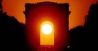 Le premier août 2016, le Soleil se couche dans l'axe de l'Arc de Triomphe. © Gilles Dawidowicz, association pour la création et la diffusion scientifique