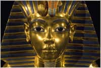 Le célèbre masque funéraire de Toutânkhamon. Enterré avec faste, le jeune pharaon mort à 19 ans a régné peu de temps et probablement sous la tutelle des prêtres. Son tombeau semble receler une chambre murée. Selon un ancien ministre égyptien, elle renfermerait « un trésor ». © Harry Potts, Flickr, CC by-sa 2.0
