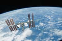 La Station spatiale internationale (ISS) survolant la Terre. © Nasa