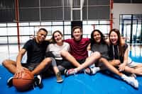 Les adolescents devraient pratiquer au moins une heure de sport par jour. © Rawpixel.com, Adobe stock