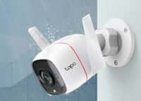 La caméra Tapo C310 est faite pour l’extérieur et supporte la pluie ou la poussière&nbsp;sans souci. © Futura