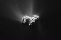 Le noyau de la comète 67P/Churyumov-Gerasimenko alias Tchouri a été photographié par la caméra de navigation (NavCam) de Rosetta, le 15 juin 2015, à 208 kilomètres de distance. En modifiant la luminosité de l’image, les jets de gaz qui constituent sa chevelure sont plus faciles à distinguer. © Esa, Rosetta, NavCam, CC by-sa IGO 3.0