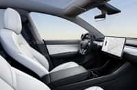 Les Tesla Model 3 et Model Y sont équipées d’une caméra intégrée au rétroviseur intérieur. Elle était initialement destinée à la future flotte de taxis autonomes évoquée par Elon Musk en 2016. © Tesla