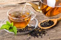 Le thé noir, largement consommé en Grande-Bretagne, est associé à une diminution de la mortalité d'après une vaste étude. © kozirsky, Adobe Stock