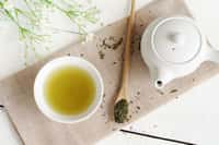Le thé vert est peu transformé et contient des quantités élevées de molécules antioxydantes. © Kittiphan, Fotolia