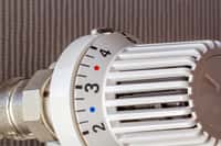 Le thermostat d'ambiance est complémentaire à son usage.&nbsp;© Unclesam, Adobe Stock
