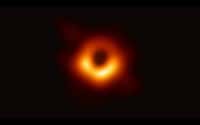 Les astrophysiciens ont obtenu la première image d'un trou noir en utilisant les observations du télescope Event Horizon du centre de la galaxie M87. L'image montre un anneau lumineux formé par la lumière qui se courbe de manière intense autour d'un trou noir 6,5 milliards de fois plus massif que le Soleil. L'angle de vue n'est pas le même mais la ressemblance avec le dessin réalisé par Jean-Pierre Luminet en 1979 est frappante. © Event Horizon Telescope Collaboration 