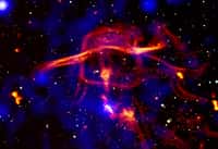 Des images en fausses couleurs montrant les structures produites par un trou noir supermassif actif au centre du système Nest200047 vu dans le visible. L'activité d'un tel trou noir impacte de manière cruciale l'évolution de la galaxie et de l'environnement intergalactique qui l'héberge. © Université de Bologne   