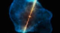 Sur cette image figure un halo de gaz entourant un quasar au tout début de l’Univers. Le quasar, en orange, émet deux puissants jets et abrite un trou noir supermassif en son centre, entouré d’un disque de gaz poussiéreux. Le halo de gaz d’hydrogène est représenté en bleu. © ESO, M. Kornmesser