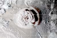 L'éruption du Hunga Tonga-Unga Ha'apai a engendré un tsunami inédit. Selon les observations satellitaires, le panache éruptif du volcan&nbsp;Hunga Tonga-Hunga Ha’Apai&nbsp;a atteint au moins 30 kilomètres d'altitude le 14 janvier 2022. Les effets de l'éruption se sont faits ressentir jusque dans l'espace.&nbsp;© Hiwamari-8&nbsp;
