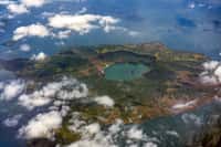 Vue aérienne du cône volcanique du volcan Taal au centre du lac, Philippines. © hit1912, Adobe Stock