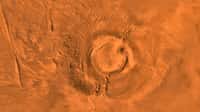 Cette mosaïque d’images numériques du plateau Tharsis de Mars montre le volcan éteint Arsia Mons. Elle a été assemblée à partir d’images que Viking 1 a pris au cours de sa carrière, de 1976 à 1980. Arsia Mons, l’un des trois volcans géants qui surmontent le plateau de Tharsis. Il culmine à 17 km et sa caldeira est bien plus importante que celle d'Olympus Mons puisqu'elle mesure 120 km de diamètre. © Nasa, JPL, USGS
