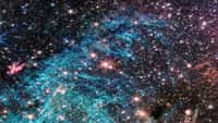 La vue complète de l’instrument NIRCam (Near-Infrared Camera) du télescope spatial James-Webb Nasa/ESA/CSA révèle une partie de 50 années-lumière de large du centre dense de la Voie lactée. On estime que 500 000 étoiles brillent sur cette image de la région du Sagittaire C (Sgr C), ainsi que des éléments encore non identifiés. © Nasa, ESA, CSA, STScI, S. Crowe (UVA)